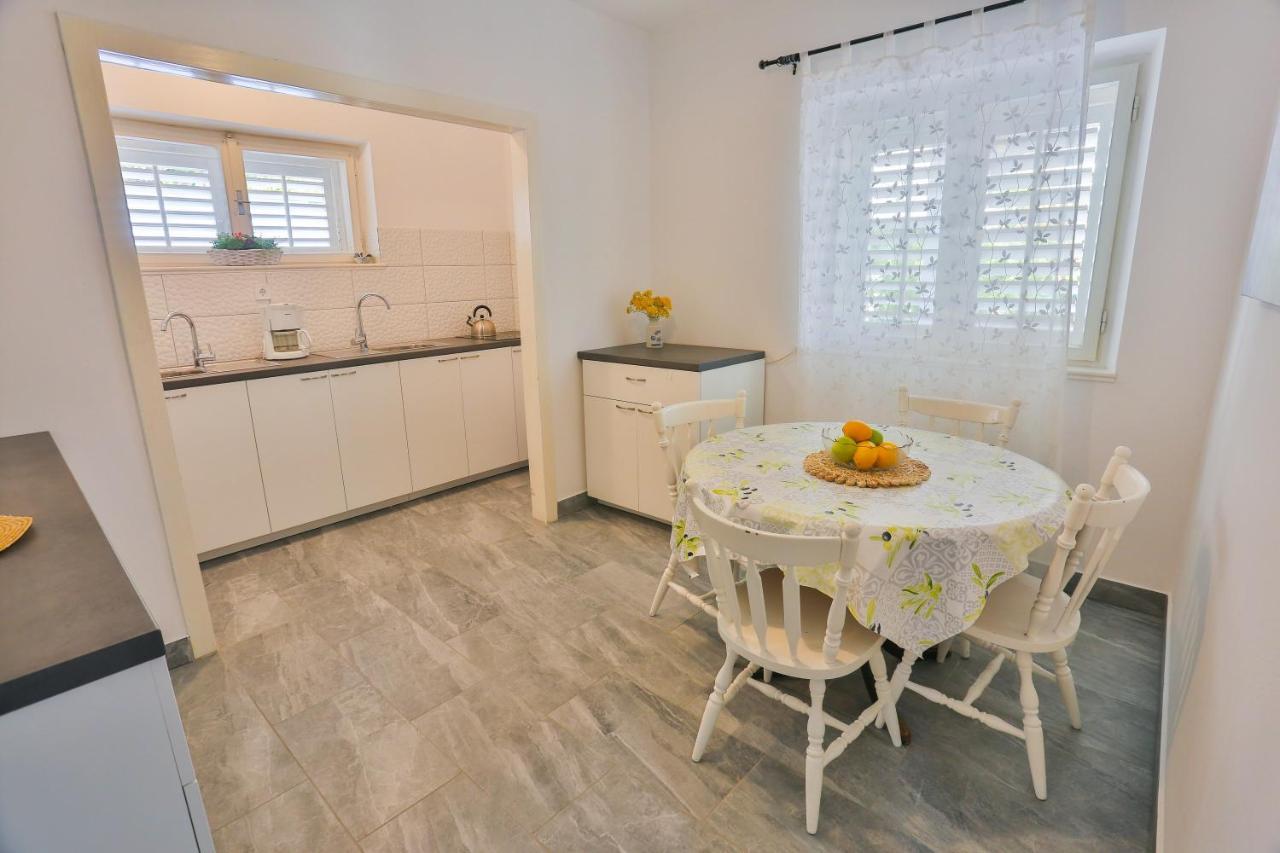 Guesthouse On The Beach Baška Voda Екстериор снимка