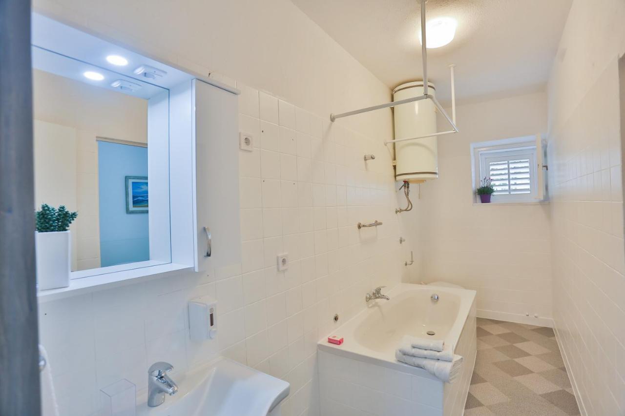 Guesthouse On The Beach Baška Voda Екстериор снимка
